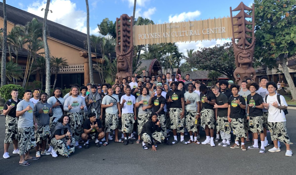 Team Mauka and Team Makai enjoying the culture with a visit to the @polynesia cultural center! #PolyBowl 🤙🏽🌴