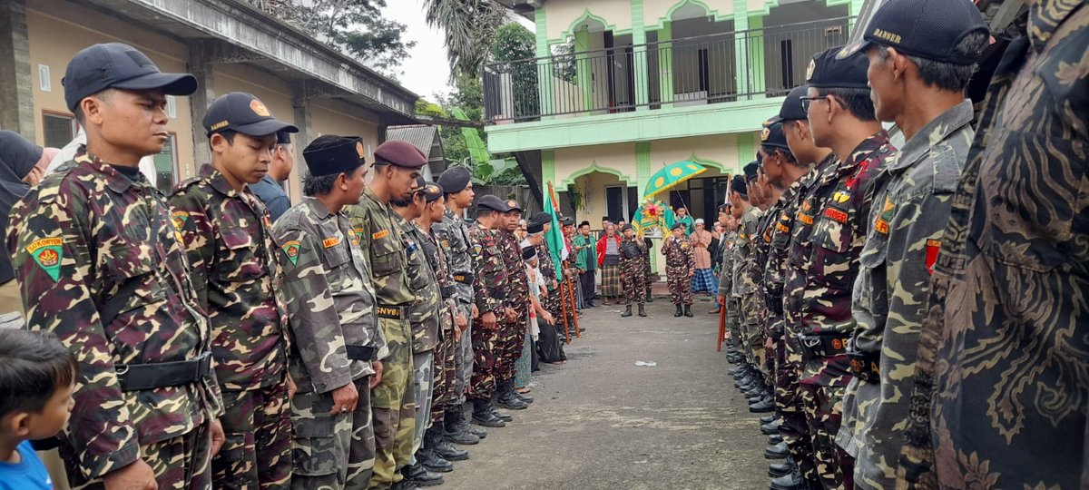 gotongroyong33's tweet photo. Puluhan Anggota Banser antarkan jenazah Hasan Sidiq setelah di shalatkan di Masjid pagi ini (17/1). Alm Hasan merupakan Ketua Pengurus Anak Cabang Gerakan Pemuda (PAC GP ANSOR) Kec.Limbangan.#GR33 https://t.co/LIhG57U2D5