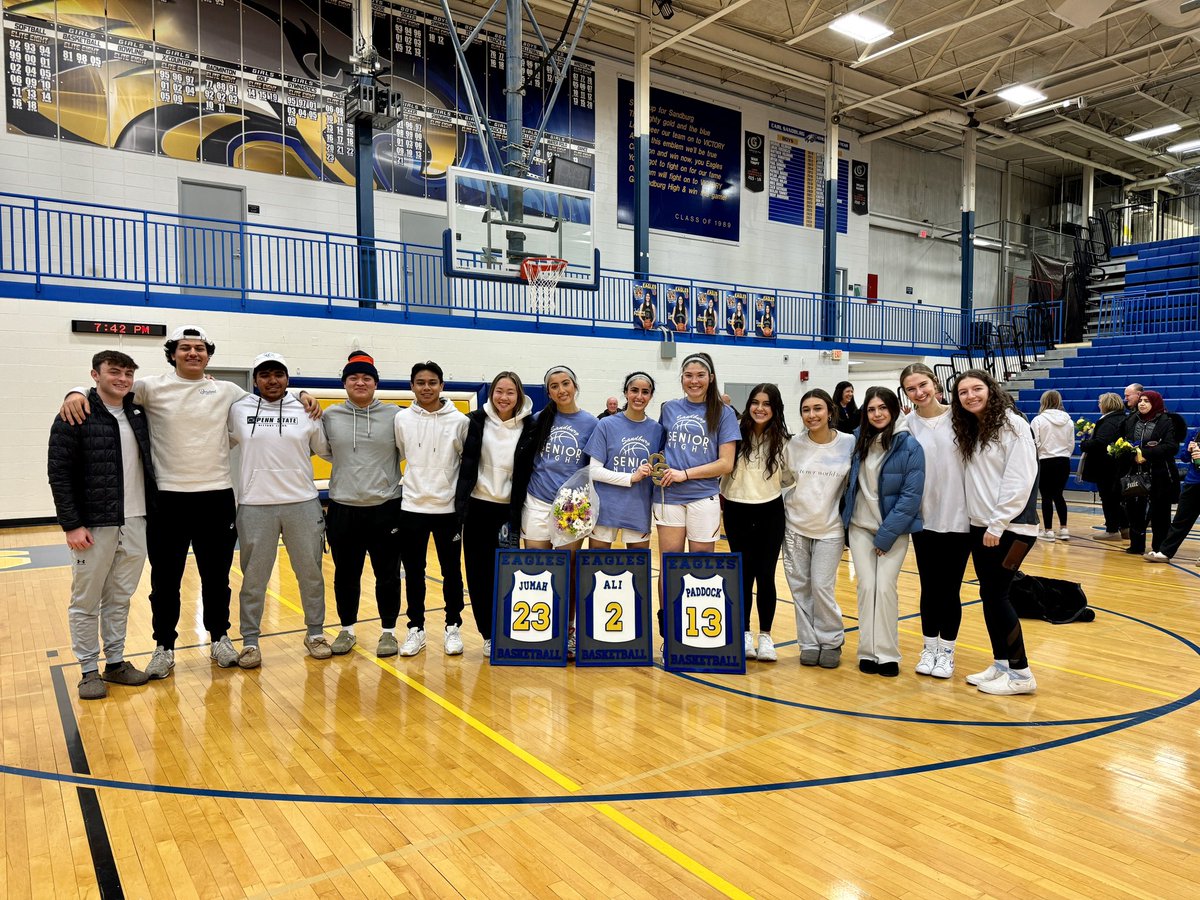Sandburg_fanz's tweet photo. Senior Night 🏀

#IT2OURYE4R 🦅 https://t.co/FnmrVbKTnu