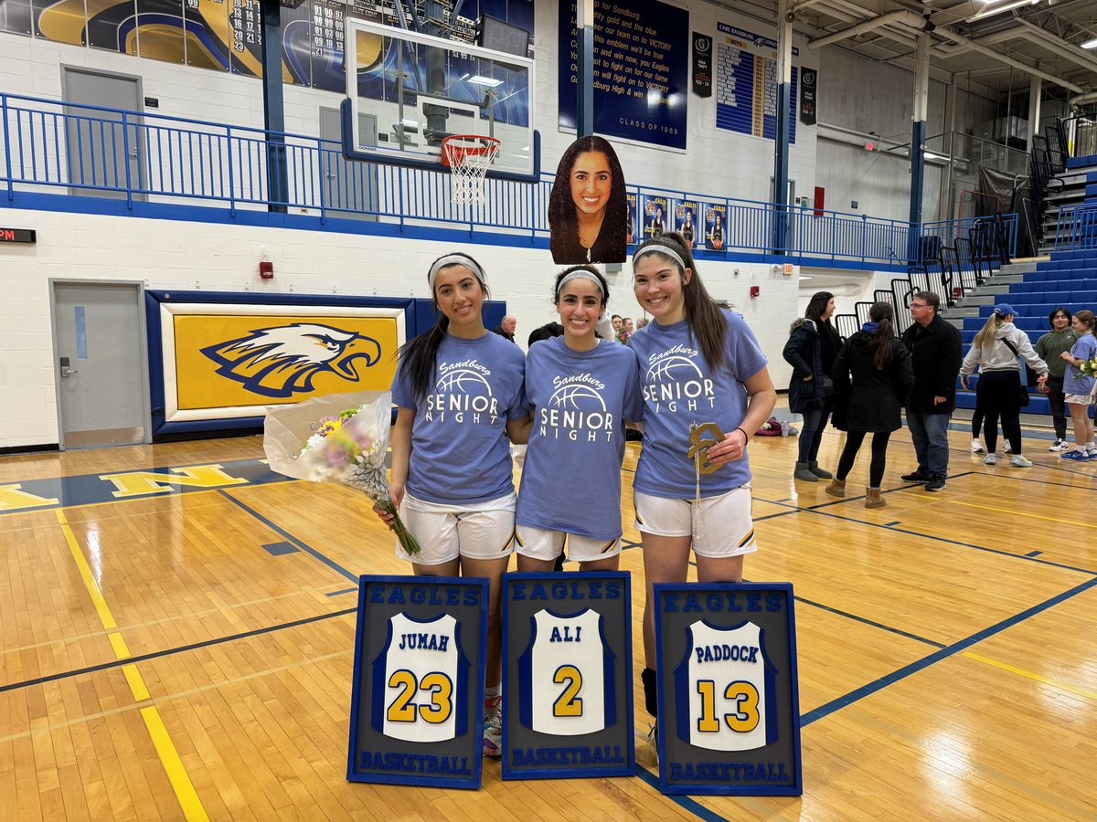 Sandburg_fanz's tweet photo. Senior Night 🏀

#IT2OURYE4R 🦅 https://t.co/FnmrVbKTnu