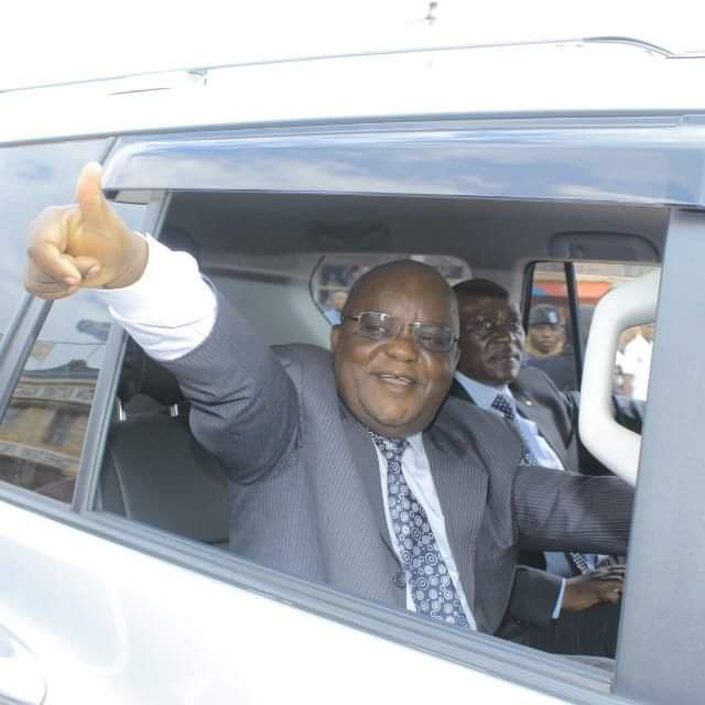 MuhindoMulumbi's tweet image. Sont les ridicules ambit° de "bon positionnement" politique qui s'agitent contre S.E Mbusa Nyamwisi! Élu sans pédantisme, aux vaines publicités de gloire (à bon vin, point..)! Seul un cohérent élu sans acheter.., resté en fonct° même durée que lui, se mesurerait à son leadership!