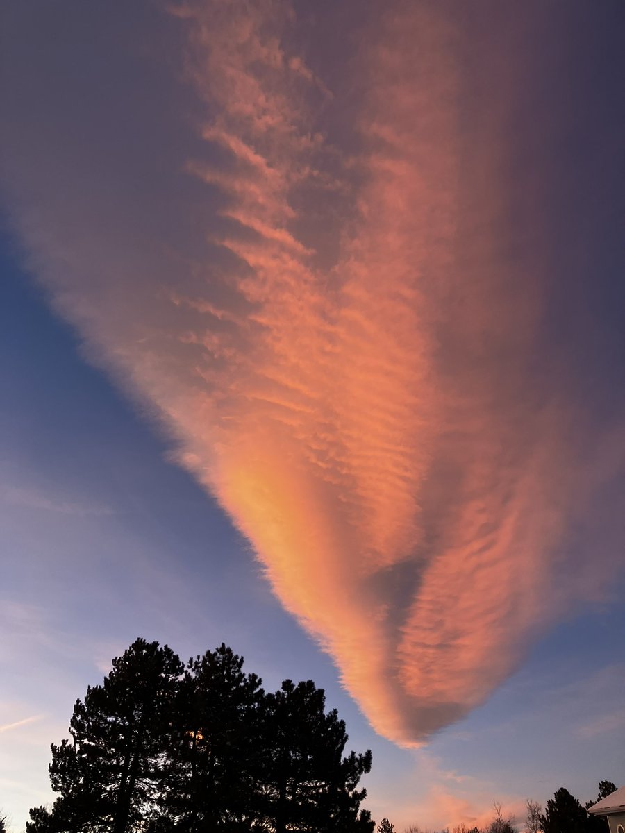 Wind helps sculpt such beautiful clouds. And it was warm enough to walk to see them. #cowx #boulderwx
