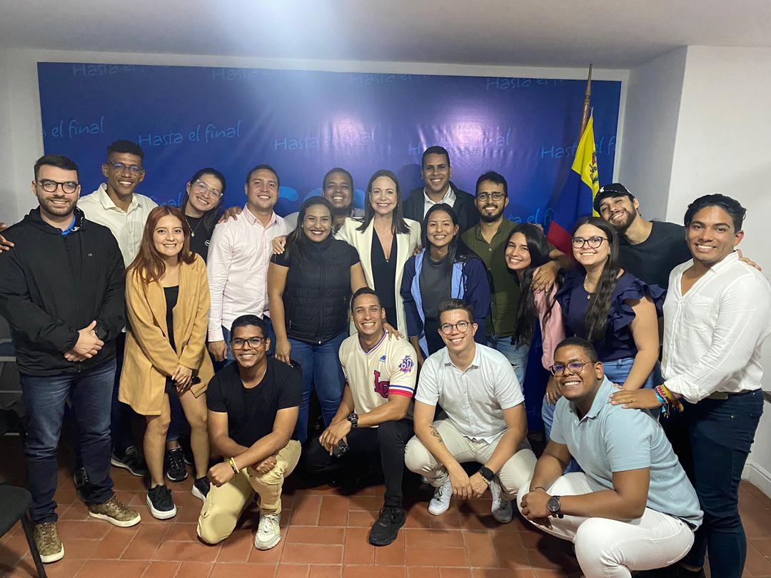 Juventudes Voluntad Popular (@juventudesvp) on Twitter photo ¡Con Venezuela! 🇻🇪
Estamos organizando el movimiento juvenil que llevará a nuestra candidata <a href="/MariaCorinaYA/">María Corina Machado</a> a la transformación de este país. ⚙️
La participación de los jóvenes en los asuntos públicos es fundamental para lograr la victoria este 2024. 🤘🏽
#GeneraciónNaranja 🍊 ¡Con Venezuela! 🇻🇪
Estamos organizando el movimiento juvenil que llevará a nuestra candidata <a href="/MariaCorinaYA/">María Corina Machado</a> a la transformación de este país. ⚙️
La participación de los jóvenes en los asuntos públicos es fundamental para lograr la victoria este 2024. 🤘🏽
#GeneraciónNaranja 🍊
