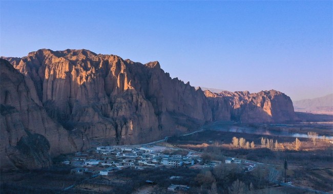 ExploreGansu's tweet photo. ✈️🤗Behold the extraordinary Yellow River Stone Forest in Jingtai county, Baiyin city, #Gansu province.
🌬️⏳Shaped by tectonic forces and flood erosion, this breathtaking landscape boasts vertical, sharply contoured rock formations. #CharmingGansu #GansuGlance https://t.co/g5uDVfJAOV