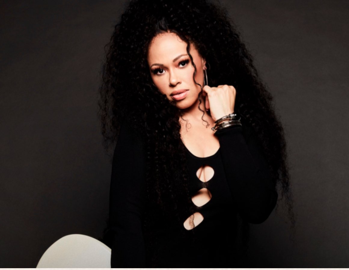 AllThingsElleV's tweet photo. Stop The Clock!! Cause Little Do You Know.. we’re about to get a Refill. Oh What A Night it will be!! 🎤🎸🪑   
Follow us for all updates!! You don’t want to miss out on any news!! #AllThingsElleV #ElleVarner #SheOutside @ellevarner 💜 https://t.co/2tOmNiy5d1