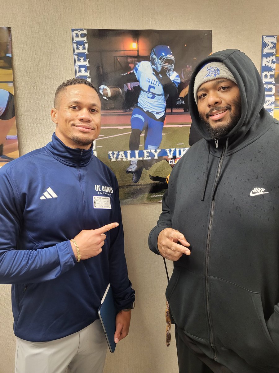 Thank you to <a href="/ColinLockett15/">Coach Lock 💎</a>  for stopping by <a href="/VHSVikings/">Valley High School</a> , and talking to out student athletes you truly made there day.
#valleyon3familyon6#