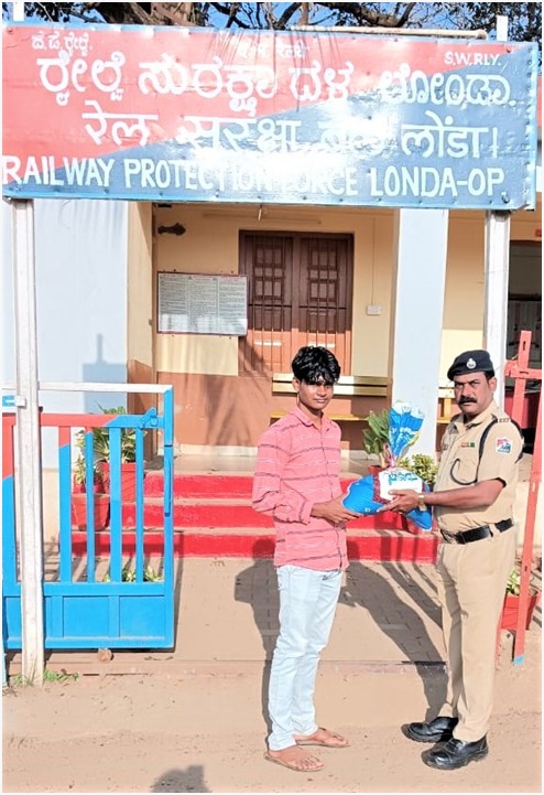 #OperationAmanat: RPF/Londa secured one left over bag containing some grocery items valued Rs. 650/- in Tr. No.17326 at Londa Railway station. Further the same was handed over to the concerned passenger.
<a href="/RPF_INDIA/">RPF INDIA</a>