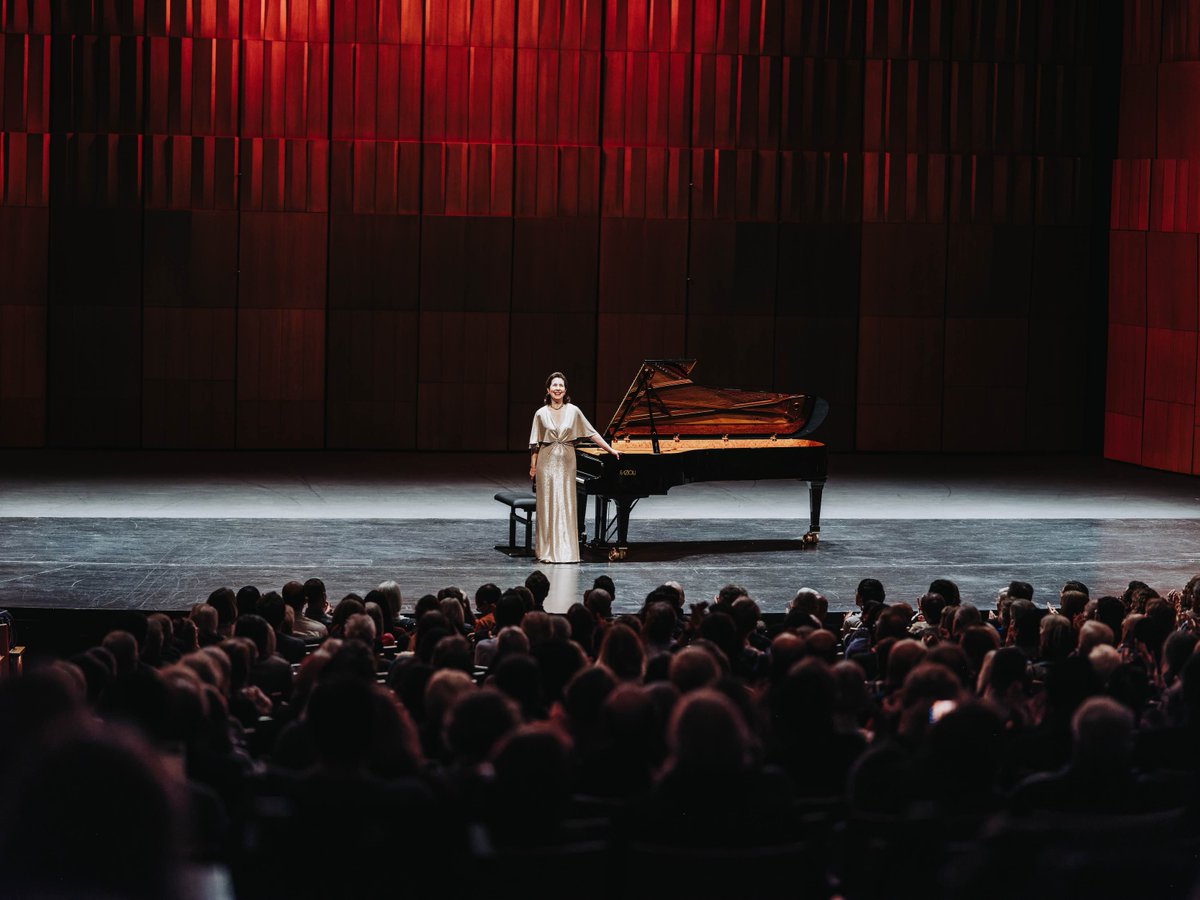 CNAduCanada's tweet photo. ✨🤩 Le talent d'Angela Hewitt ne connaît pas de limites, et son récital ce soir dans la #SalleSoutham était un chef-d'œuvre inoubliable. Laissez-vous porter par ces photos magnifiques pour vous faire une idée de cette soirée magique. 🎹✨

📸 Curtis Perry | #MonCNA https://t.co/guMq8xDyvM