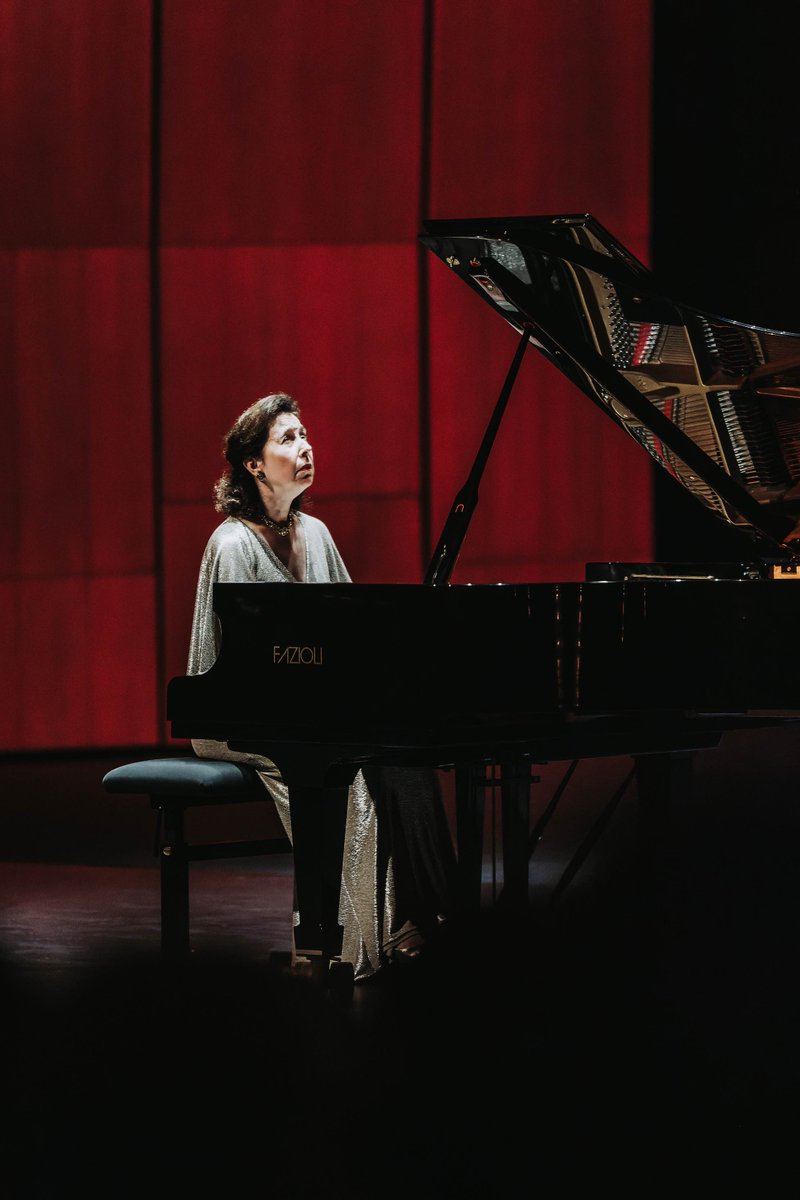 CNAduCanada's tweet photo. ✨🤩 Le talent d'Angela Hewitt ne connaît pas de limites, et son récital ce soir dans la #SalleSoutham était un chef-d'œuvre inoubliable. Laissez-vous porter par ces photos magnifiques pour vous faire une idée de cette soirée magique. 🎹✨

📸 Curtis Perry | #MonCNA https://t.co/guMq8xDyvM