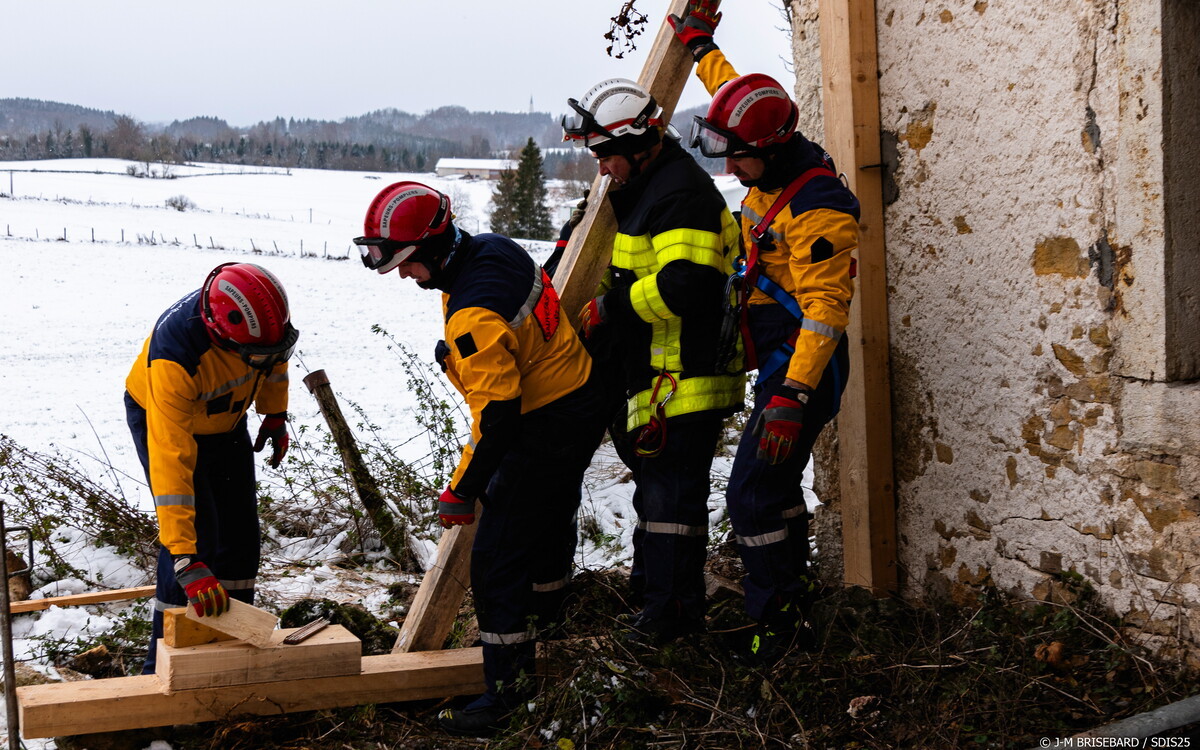 sdis25's tweet photo. [Formation]
Retour en images sur une #formation des spécialistes en #sauvetage #déblaiement #USAR.
Au programme : recherche et sauvetage d'une victime tombée dans un puits, pose d'étais et utilisation de matériel de levage sur une dalle de pierre.

📸 J-M.BRISEBARD https://t.co/HNPQrEzlAI