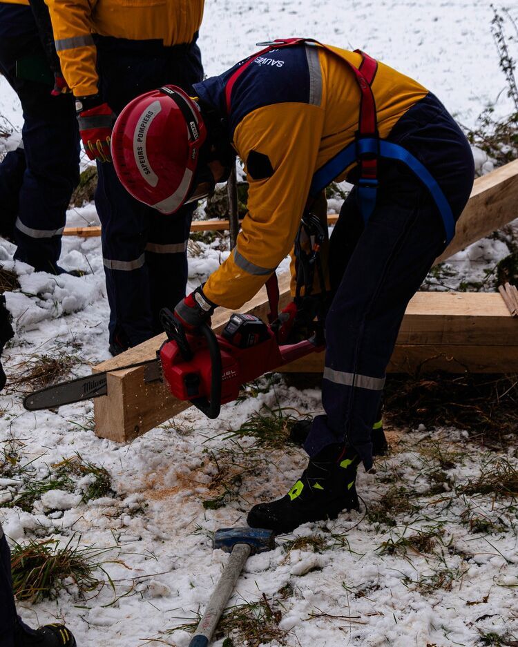 sdis25's tweet photo. [Formation]
Retour en images sur une #formation des spécialistes en #sauvetage #déblaiement #USAR.
Au programme : recherche et sauvetage d'une victime tombée dans un puits, pose d'étais et utilisation de matériel de levage sur une dalle de pierre.

📸 J-M.BRISEBARD https://t.co/HNPQrEzlAI