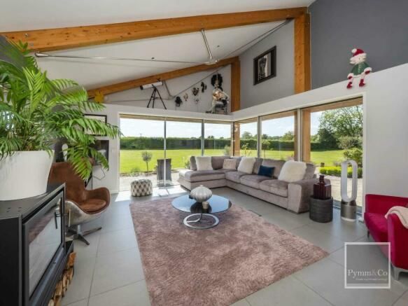pymmandco's tweet photo. ➡️For Sale: A stunning 17th Century farmhouse located in Weston Longville,  which  offers a wealth of character features and charm as well as all the luxuries of modern day living.

✅See full details here ⬇️⬇️
https://t.co/RvnBuLurtI https://t.co/kCCdkfa5wC