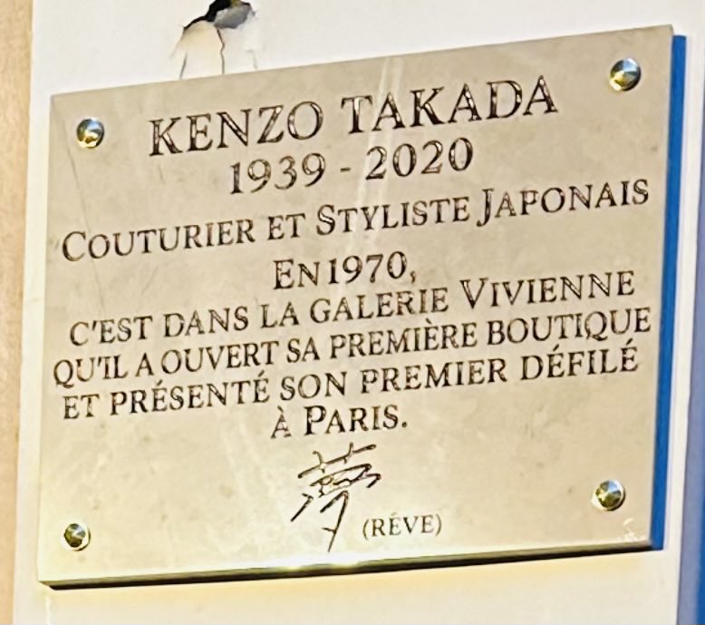 jdecastries's tweet photo. Alors que débute la Fashion Week, la Galerie Vivienne, est fière d’inaugurer une plaque en hommage à Kenzo Takada, styliste de génie et fondateur de la maison éponyme @kenzo .

Merci @ArielWeilT de votre présence. 

#FashionWeek #galerievivienne #KENZO #Paris #mairiedeparis https://t.co/41SlOgEPEi