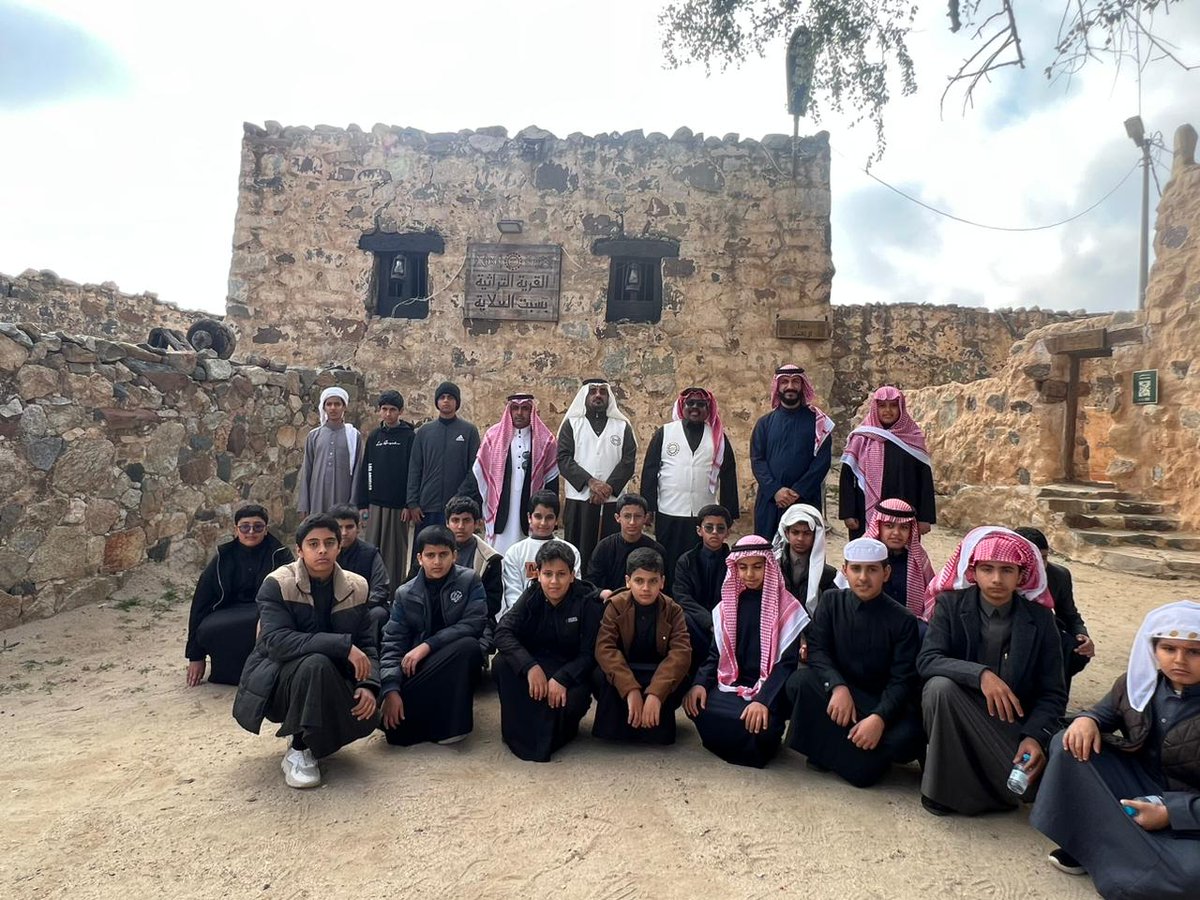 SabtEVP's tweet photo. ضمن مبادرة الرحلات الثقافية الميدانية الوزارية نفذ طلاب مدرسة أبو ذر الغفاري المتوسطة اليوم زيارة للقرية التراثية بسبت العلاية بحضور مشرف النشاط الطلابي بإدارة #تعليم_بيشة ومشرف النشاط الطلابي بمكتب #تعليم_بلقرن https://t.co/DICb8lY3EY