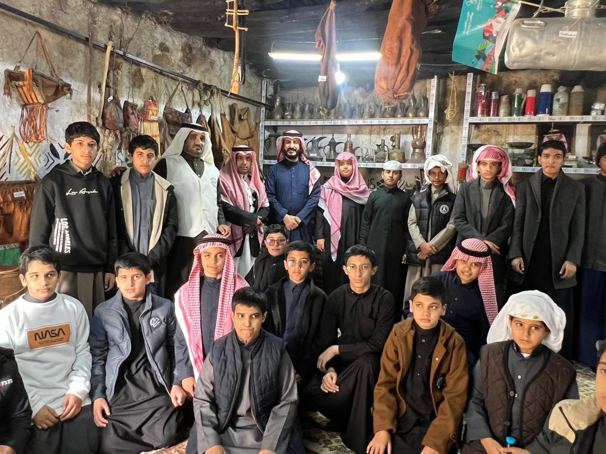 ضمن مبادرة الرحلات الثقافية الميدانية الوزارية نفذ طلاب مدرسة أبو ذر الغفاري المتوسطة اليوم زيارة للقرية التراثية بسبت العلاية بحضور مشرف النشاط الطلابي بإدارة #تعليم_بيشة ومشرف النشاط الطلابي بمكتب #تعليم_بلقرن