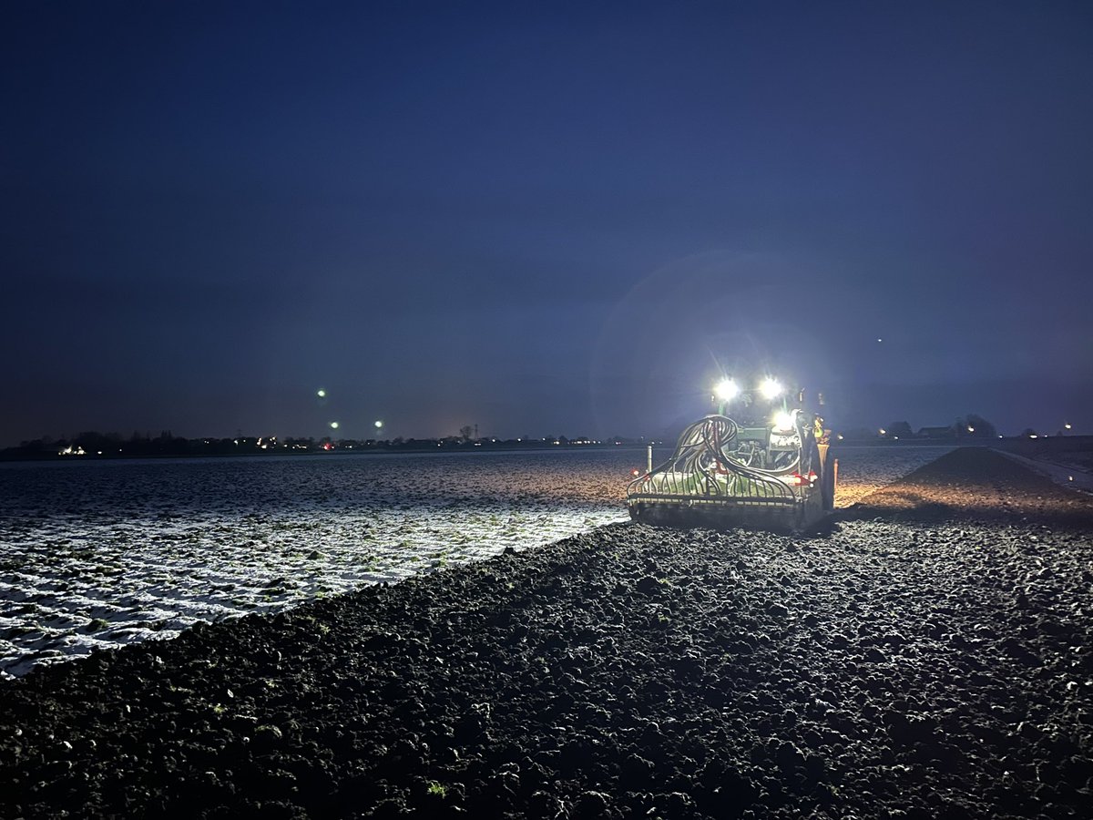 johanbarendregt's tweet image. De vorst benutten om op de (relatief) droogste percelen toch nog wat te kunnen doen. 
Het levert sowieso altijd mooie plaatjes op.