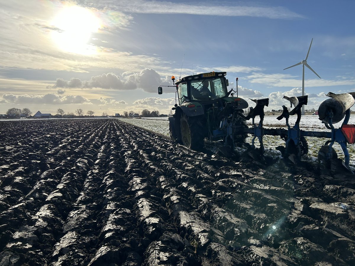 De vorst benutten om op de (relatief) droogste percelen toch nog wat te kunnen doen. 
Het levert sowieso altijd mooie plaatjes op.