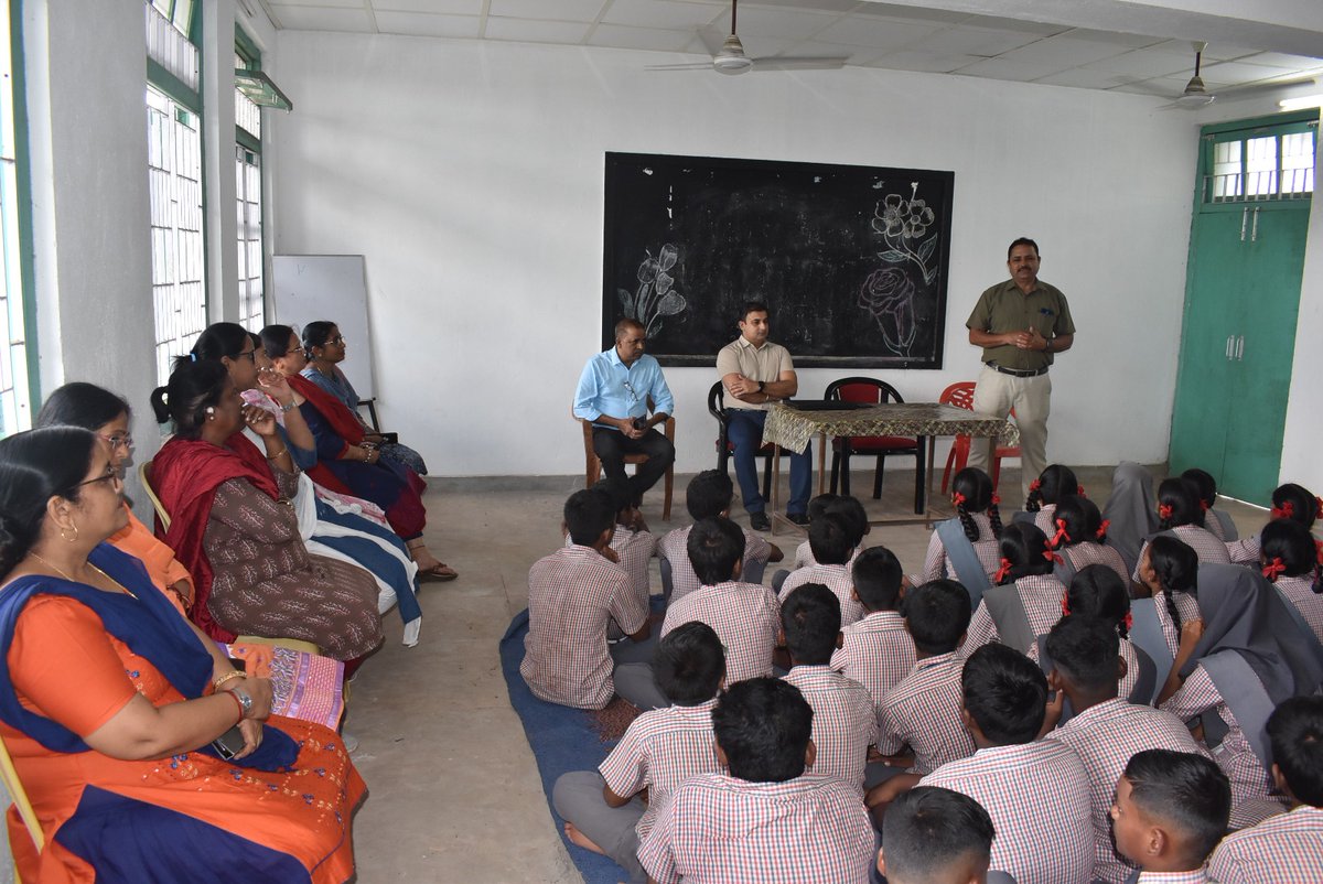AndamanPolice's tweet photo. Celebrating the 72nd Police Raising Day!
On #PoliceRaisingWeek2024 Sub Inspectors D.K. Seal and Gaurav Banerjee from #PTSProthrapur took the lead, organizing a vital awareness program at Govt. Secondary School, Calicut. https://t.co/DmjPU5A5rz