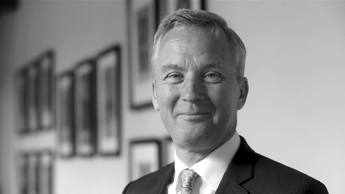 SanderSassen's tweet photo. Eric van der Burg - Landverrader pur sang

Toen het kabinet Rutte IV in Juli vorig jaar viel was de oorzaak hiervan migratie en specifiek over maatregelen om de asielinstroom te beperken. De uitslag van de Tweede Kamer verkiezingen in November loog er wat dat betreft niet om, u wilde minder asielinstroom, u wilde minder uitvreters die vooral naar Nederland kwamen vanwege ons riante asielbeleid. Maar vooral wilde u minder asielinstroom omdat u zich terecht zorgen maakte om Nederland. U maakte zich zorgen om het feit dat de Westerse cultuur steeds meer onder druk komt te staan, omdat islamisering in Nederland een steeds grotere stempel drukt op onze samenleving.

Ook had u schoon genoeg van het feit dat asielzoekers een status aparte krijgen in Nederland en bijvoorbeeld met voorrang een woning krijgen, terwijl u kinderen minimaal 10 tot 15 jaar mogen wachten op diezelfde woning. U had geen goed woord over voor het feit dat maar liefst 58% van de asielzoekers na vijf jaar nog steeds geen baan heeft en een volledige uitkering krijgt, terwijl u iedere dag vroeg op moet om naar uw werk te gaan en dit mag bekostigen.

Tevens gaf u aan helemaal klaar te zijn met het feit dat asielzoekers al decennialang oververtegenwoordigd zijn in de misdaadcijfers. U gaf aan zich niet op uw gemak te voelen in veel grote steden waar u vaak de enige Nederlander bent op straat. Of waar u zich, terecht, zorgen maakt of u nog wel veilig over straat kunt door de fors toegenomen criminaliteit op straat.

En toch hebben de Nederlandse politici, onder leiding van Eric van der Burg, gisteren de spreidingswet aangenomen. Een wet die de garantie biedt dat dankzij de aanzuigende werking van ons asielbeleid er straks nog veel meer asielzoekers in Nederland een plek kunnen krijgen. Niet langer is Ter Apel de bottleneck, nee, asielzoekers worden nu letterlijk en figuurlijk over heel Nederland uitgesmeerd. Met als resultaat dat de capaciteit, en daarmee de maximale asielinstroom, flink kan worden verhoogd.

De problemen met asiel waar u zich eind November zo massaal tegen uitsprak worden dus de komende jaren niet kleiner, nee, die worden significant groter. Dit komt vooral voor saldo van de tomeloze inzet van Eric van der Burg, de staatssecretaris voor asiel en migratie. Deze staatssecretaris laat daarmee duidelijk zien dat Nederland, of de Nederlandse bevolking, hem niet interesseert, hij verkwanselt met verve de cultuur, de belangen, de vrijheden van de Nederlander. Daarmee staat het beleid dat Eric van der Burg uitdraagt haaks op de belangen van de Nederlander, haaks op het belang van Nederland en daarmee is één ding volstrekt helder: Eric van der Burg is een landverrader pur sang.

#spreidingswet #asiel #asielinstroom #migratie #immigratie #asielzoeker #asielzoekers #nederland