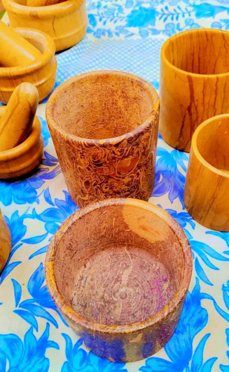 यह जो पत्थर के बने बर्तन आप देख रहे हैं यह पत्थर सिर्फ जैसलमेर के पास एक गांव में मिलते हैं I और इस पत्थर की सबसे बड़ी विशेषता यह है कि इन पत्थर के बर्तनों में आप दूध गर्म करके डालेंगे तो अपने आप इन में दही जम जाता हैI