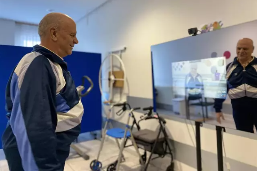 grupo_ssi's tweet photo. @MiratarProject crea un espejo interactivo para facilitar el #envejecimientosaludable de las #personasmayores.

La IA recoge datos y bajo supervisión profesional, corrige movimientos y marca pautas.

Vía: @infosalus_com 
#GrupoSSI #innovación

https://t.co/5IXkKxd5uW https://t.co/Gevo6Bdr0h