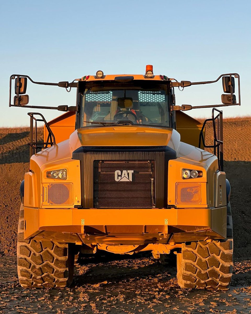 FinningNews's tweet image. These golden hour photos are hard to beat 🌞 Want to try? Tag us in your #CatMachine photos! 

📸 - Caterpillar Malaga #Caterpillar #GoldenHour #ADT #Finning