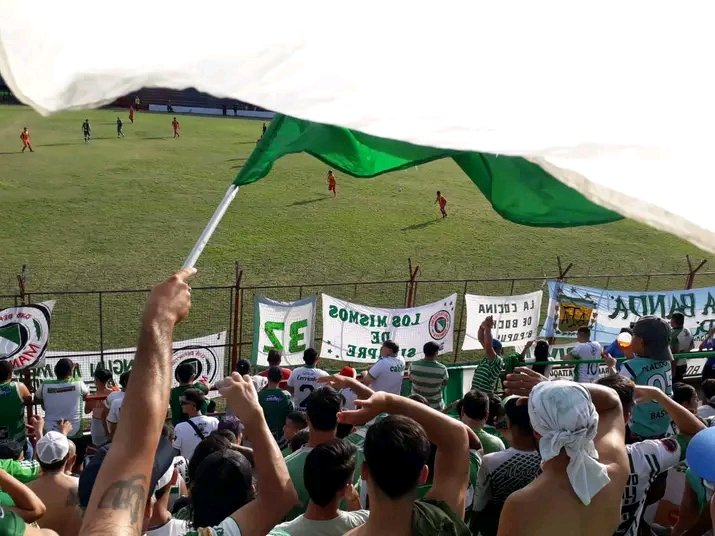 PesThomy's tweet photo. Yo todavía no puede creer como no ascendimos 
Sinceramente una tristeza enorme.

Se nos van a ir varios jugadores y ojalá unos de esos no sea José Barreto, el pela (lo más probable que se vaya), mose Valenzuela, perrito monzón y demás..

#Mandiyú de momento no está clasificado. https://t.co/UsSVQyFZZm