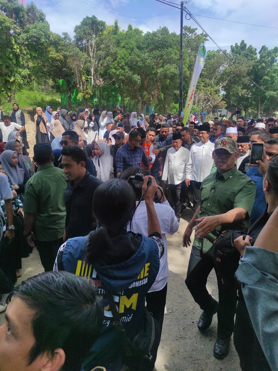 hamka_giE's tweet photo. Terima kasih telah berkunjung ke bumi HiBRIDAH kota santri Kabupaten Barru pak @aniesbaswedan
#AniesBaswedan #AniesMuhaimin2024 #AniesDeservesBetter #AMINAjaDulu https://t.co/mqV9Y10lGI