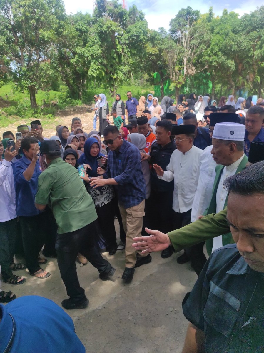 hamka_giE's tweet photo. Terima kasih telah berkunjung ke bumi HiBRIDAH kota santri Kabupaten Barru pak @aniesbaswedan
#AniesBaswedan #AniesMuhaimin2024 #AniesDeservesBetter #AMINAjaDulu https://t.co/mqV9Y10lGI