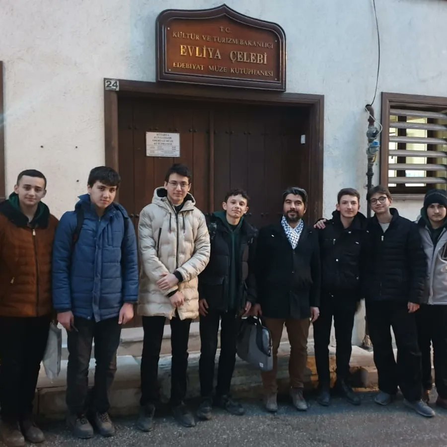 Selim Cansız Anadolu İmam Hatip Lisesi öğrencilerince hazırlanan;
Doğumunun 150. yılında Mehmet Akif Ersoy ve Safahat Paneli Kütahya Evliya Çelebi Müze Kütüphanemizde gerçekleştirildi.
📖📖
<a href="/ktbkygm/">KYGM</a>
@kutahyailkulturturizm