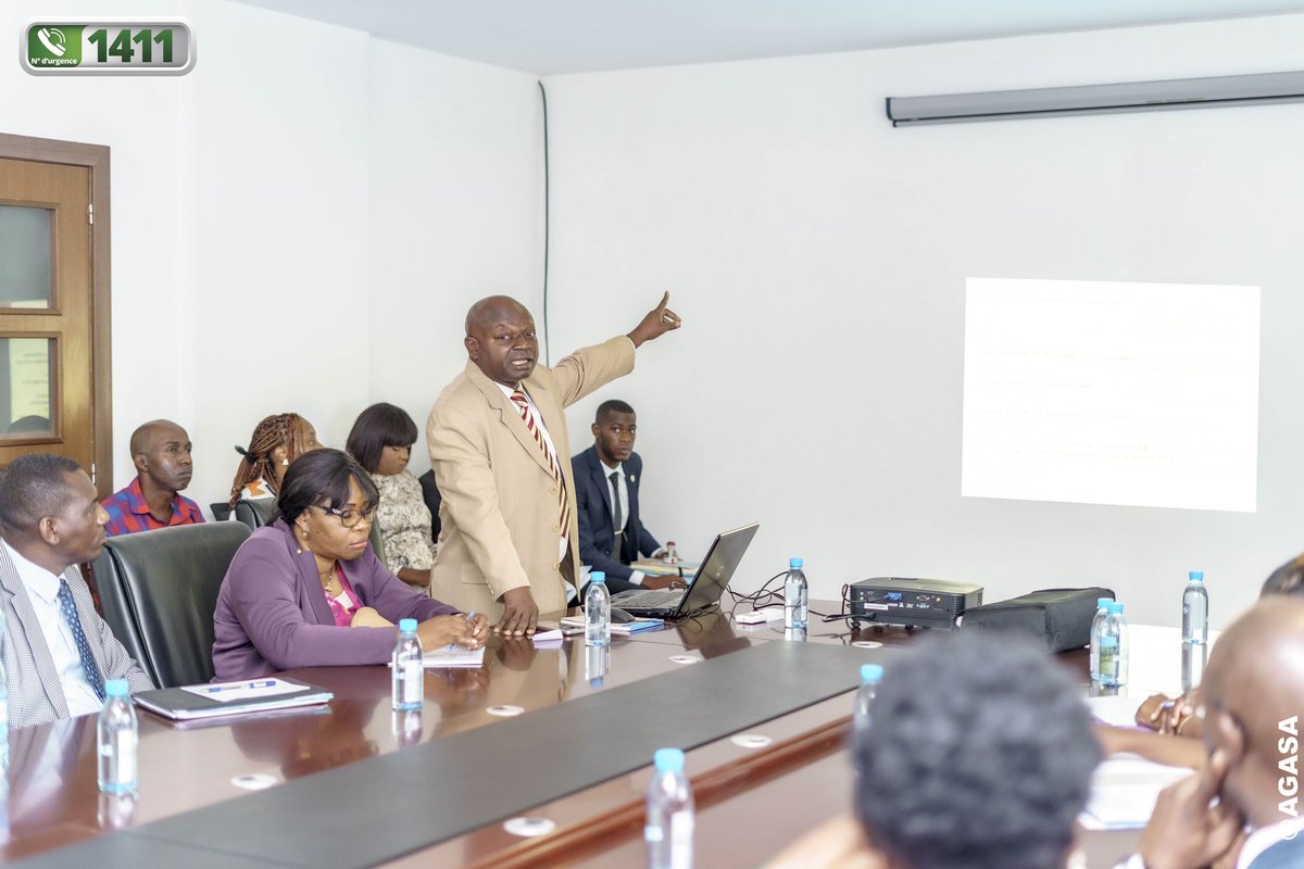 agasa_gabon's tweet photo. Afin de sensibiliser l'ensemble des administrations du Ministère de l'Agriculture, M. OWOUBA, Inspecteur Général des Services du ministère de tutelle, accompagné de ses collaborateurs, a animé une présentation sur l'IGS en présence de Mme @AliaBongo et de ses collaborateurs. https://t.co/KodtvbOOgT