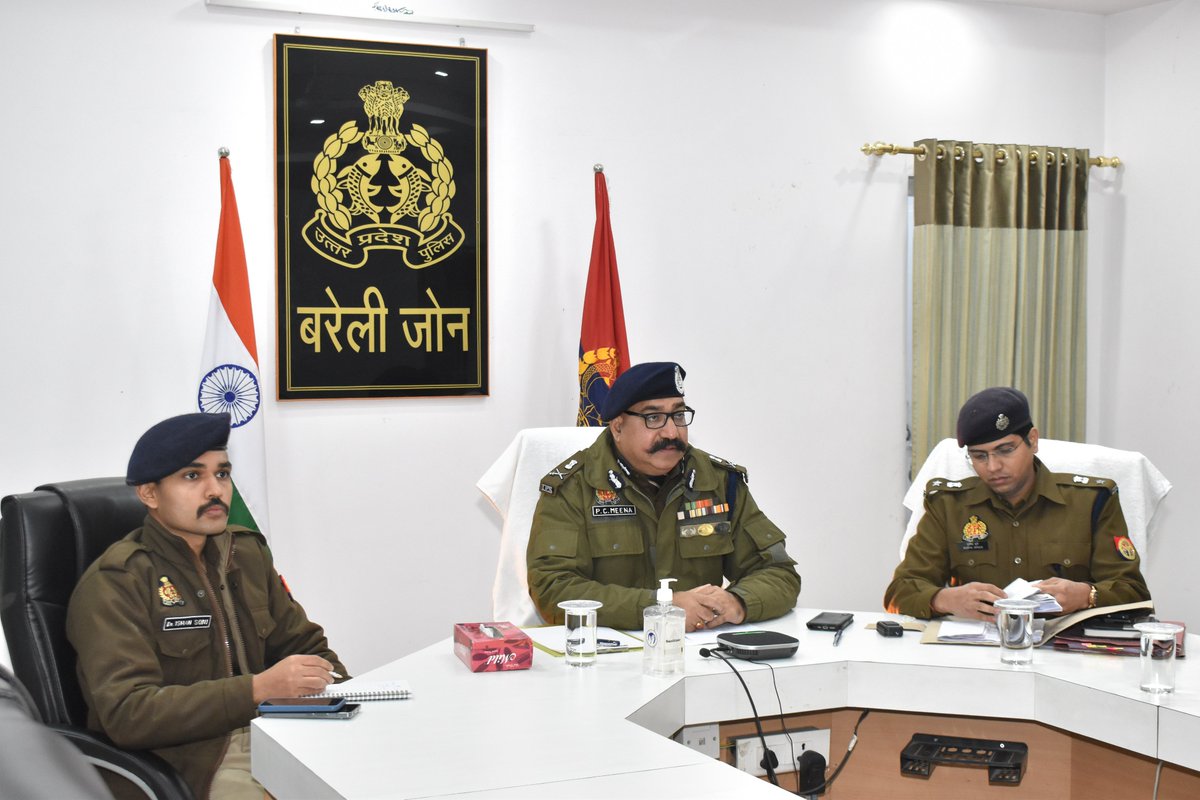 adgzonebareilly's tweet photo. .@adgzonebareilly श्री पी0सी0 मीना द्वारा गूगल मीट के माध्यम से @digmoradabad एवं #BareillyZone के समस्त जनपद प्रभारियों/राजपत्रित अधिकारीगण के साथ गोष्ठी कर आगामी 22 जनवरी को अयोध्या में प्राण प्रतिष्ठा कार्यक्रम के दृष्टिगत कानून/व्यवस्था बनाये रखने हेतु दिशा-निर्देश दिये गये। https://t.co/YkFWQ64WMR