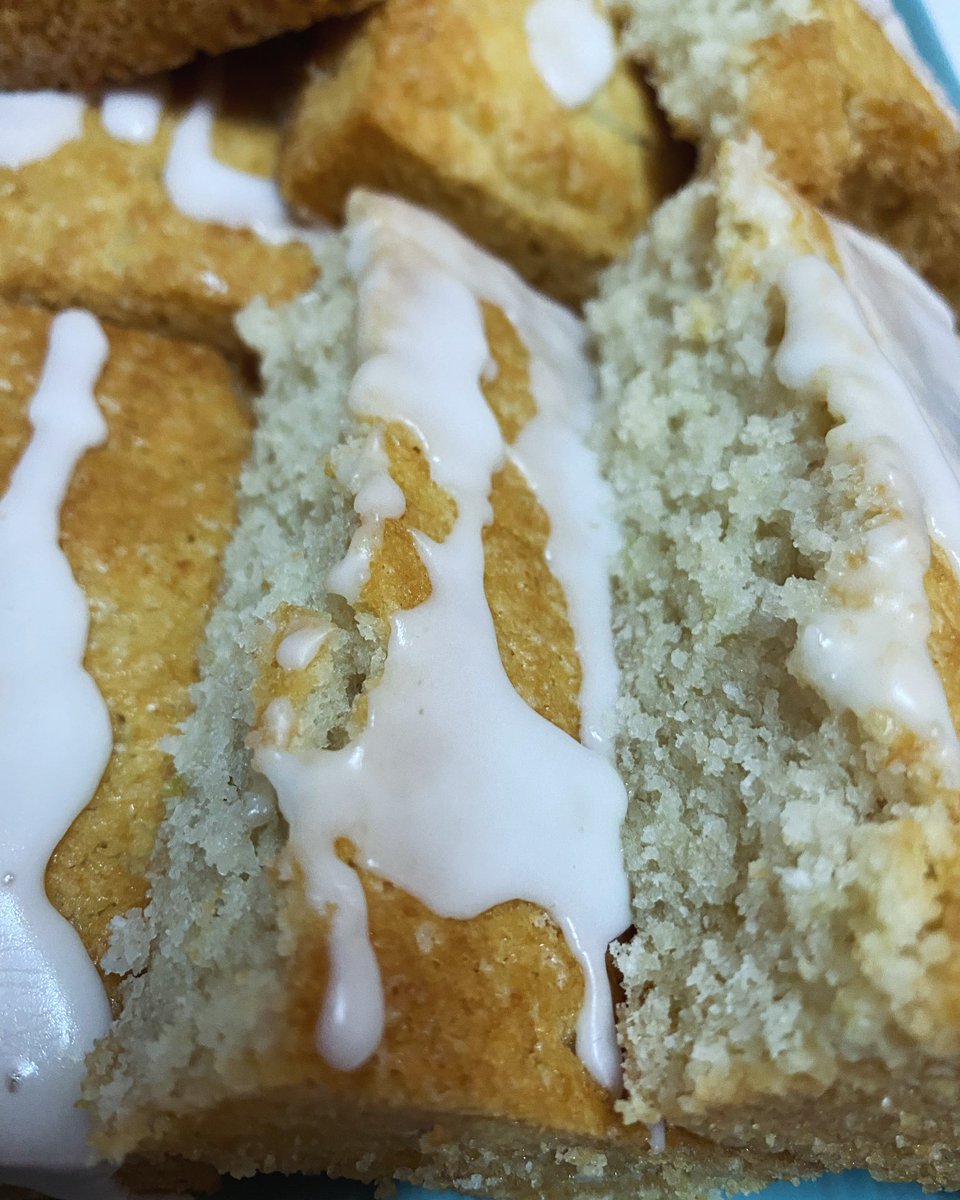 Para darle un toque de color a este día gris, hemos preparado bizcocho vegano de coco y lima 🌈