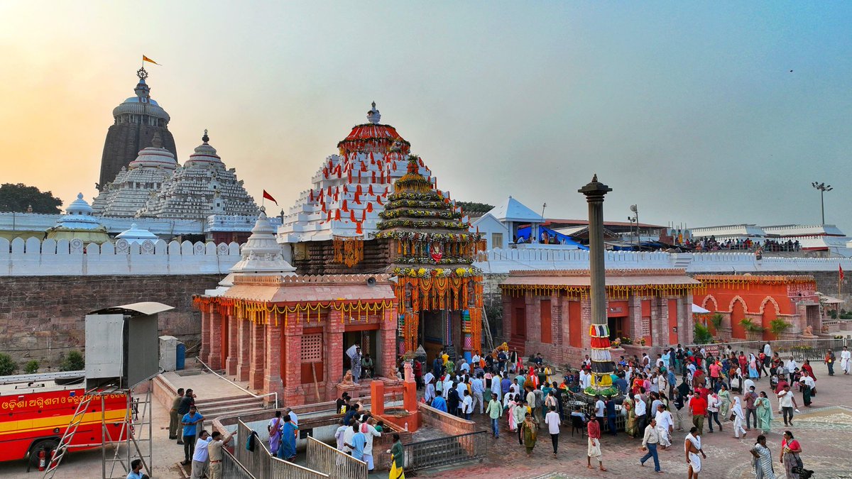 purna_baka's tweet photo. ଆଜି ପବିତ୍ର ଶ୍ରୀମନ୍ଦିର ପରିକ୍ରମା ପ୍ରକଳ୍ପ ଲୋକାର୍ପିତ ହୋଇଛି l କୋଟି କୋଟି ଜଗନ୍ନାଥ ପ୍ରେମୀ ଦିବ୍ୟ ଆନନ୍ଦ ଅନୁଭବ କରୁଛନ୍ତି l ଏହା କେବଳ ମହାପ୍ରଭୁଙ୍କ କୃପା, ମାନ୍ୟବର ମୁଖ୍ୟମନ୍ତ୍ରୀଙ୍କ ଅକ୍ଲାନ୍ତ ଉଦ୍ୟମ ଯୋଗୁଁ ସମ୍ଭବ ହୋଇପାରିଛି l #SriJagannathaParikrama 

@Naveen_Odisha @CMO_Odisha @bjd_odisha https://t.co/gA4TeiepBJ