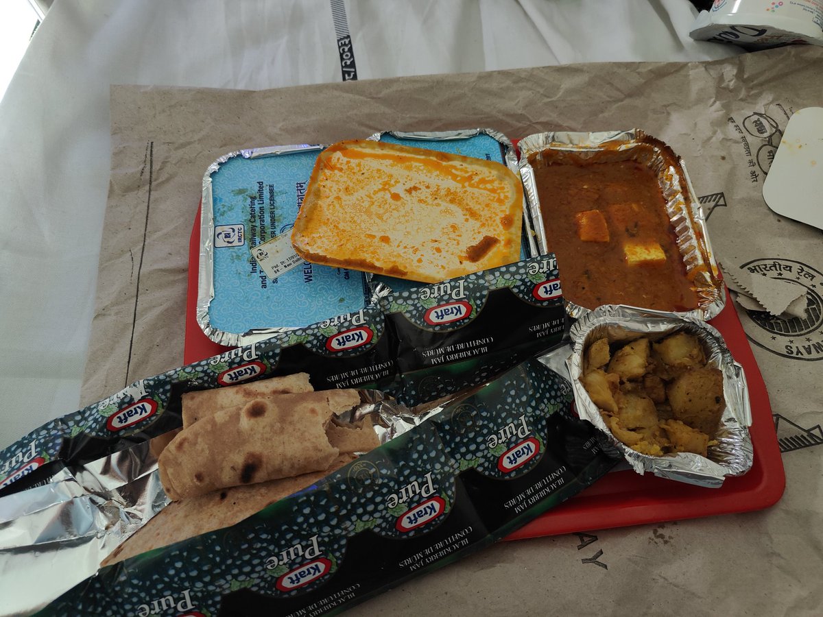 anagha_telang's tweet photo. The food is colder than the weather and is tasteless. We pay for food and especially during long journe. We rely on you for a good and comfortable experience. I was hungry and this is what I was served. Really disappointed. @IRCTCofficial @RailMinIndia https://t.co/h4tlzWobpP