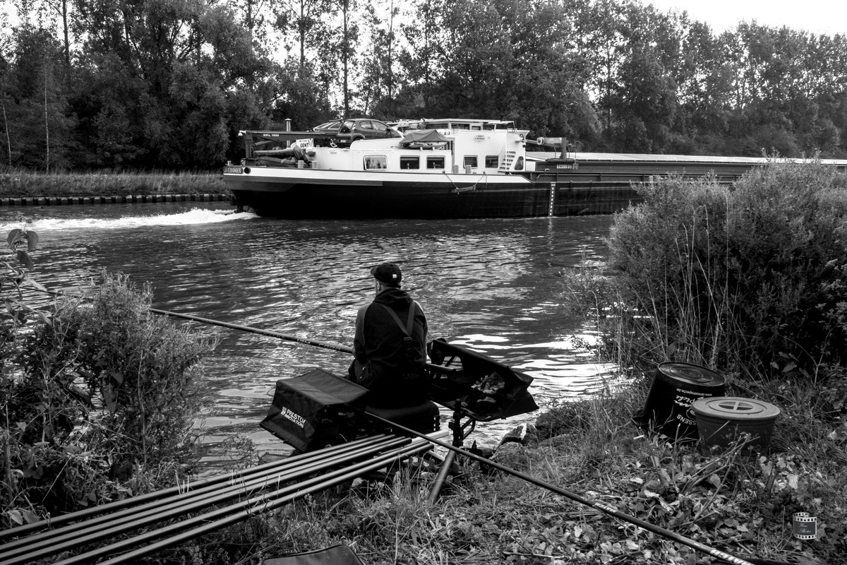 photos_yves's tweet photo. Pêcheur sur la Deûle  EOS400D monochrome #photosyves #photography #blackandwhitephotography #streetphotography #nature #pêcheur #Deule
#canal https://t.co/hZ80PGrJcB