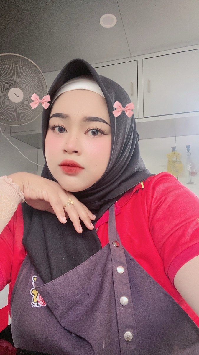 เกิดเป็นคนต้องหัดอย่าพอใจ 
ในสิ่งที่ตัวเองมี อันไหนยังไม่มีต้องมีให้ได้