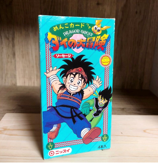 skadeus's tweet photo. Una cajita que contenía salchichas y las Menko Card de #LasAventurasdeFly  de 1991, suena raro pero este producto es  único!!! incluso para su promoción se creó un comercial animado de lujo. Una preciosidad de la época preservada al día de hoy.  #theadventureofdai   #dragonquest https://t.co/zyOgaIBhj5