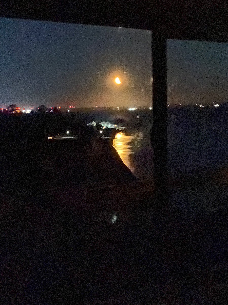 PoliRoaV's tweet photo. La
Luna hoy #PuertoVaras https://t.co/gw56iAgdbo