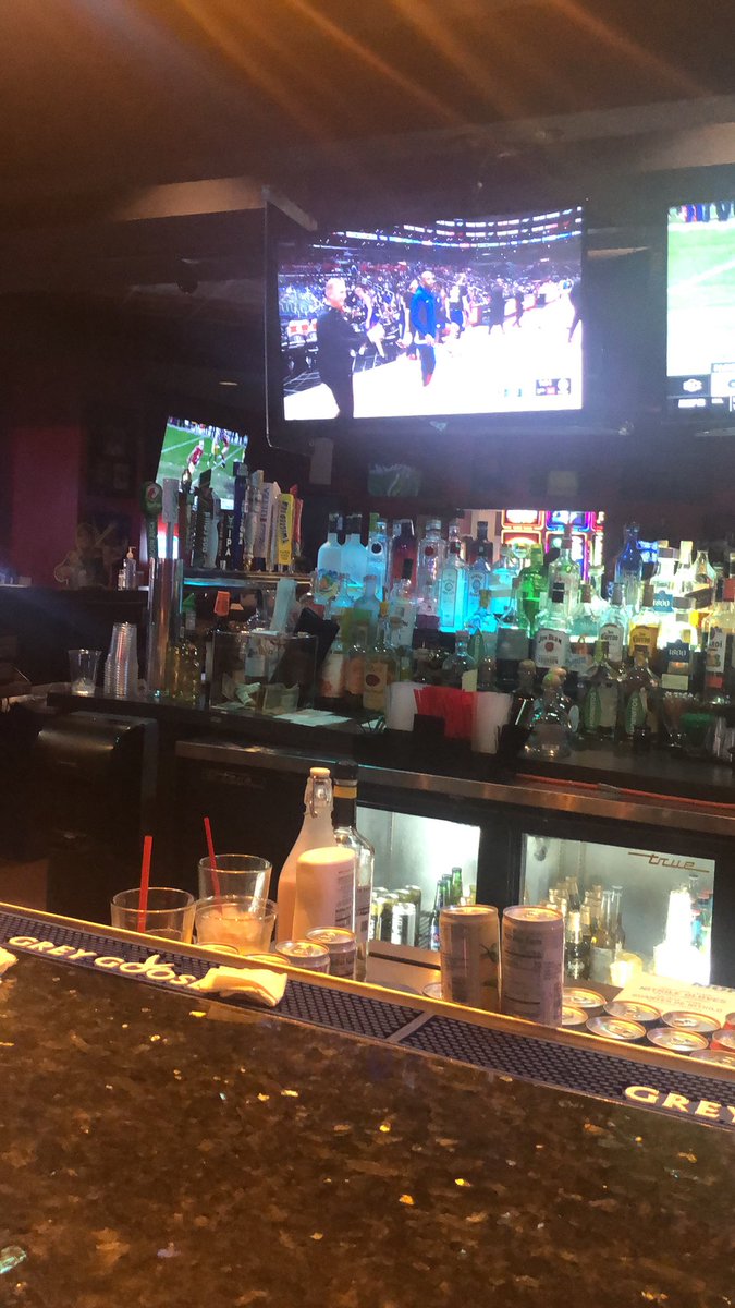 MDNIGHTNAPRFCT's tweet photo. This is what my workspace looks like
#bartender #barkeep #drinkslinger https://t.co/EqWC7IhHZV