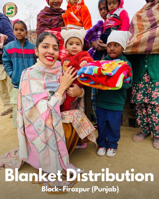 GreenSwelfares's tweet photo. Shah Satnam Ji Green 'S' Welfare Force Wing volunteers are not just distributing warmth, but also sustenance. Their drive to provide blankets and monthly rations to families living near roads is a testament to their enduring spirit of service and compassion. #RationDistribution #WinterWarmth #DeraSachaSauda