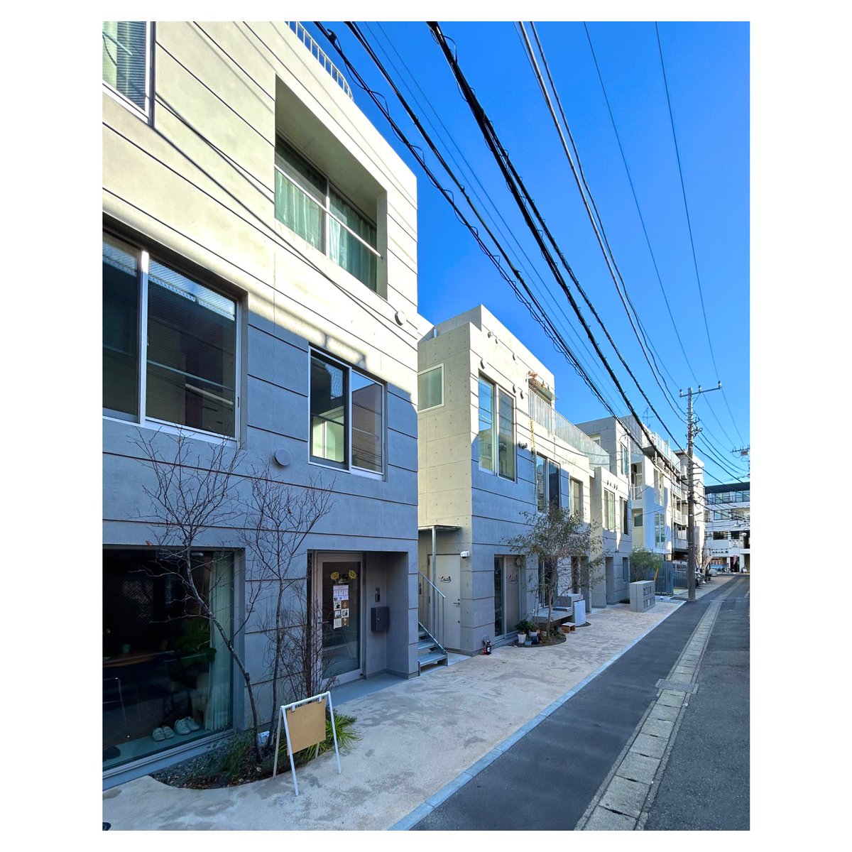 tkkrmt's tweet photo. 武蔵新城が熱い。
#ピークスタジオ
#フジワラテッペイアーキテクツラボ
#針谷將史建築設計事務所
#DIGdesign https://t.co/1qVMuISFKs