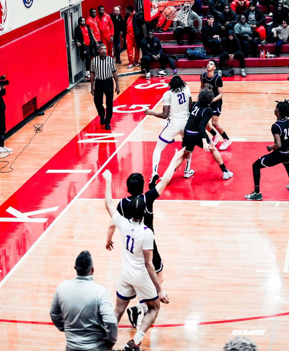ThorntonBBall's tweet photo. @ShotwithSam @malikholton11 @official_shawnS @morezjohnsonJr @isaiahgreen_15 @MeyohC 📸 @ShotwithSam 📸
@malikholton11 
#TTHS https://t.co/4rjJrE3bz5