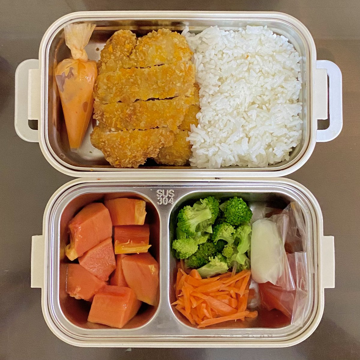Bucin_Oppaa's tweet image. Menu bekal kantor hari ini ~
🍗 Chicken Katsu
🥦 Brokoli Rebus
🥭 Pepaya
🥕 Wortel
🍚 Nasi

Cooked by me 👩🏻‍🍳
#bekalkantor
#menubekal
#masak