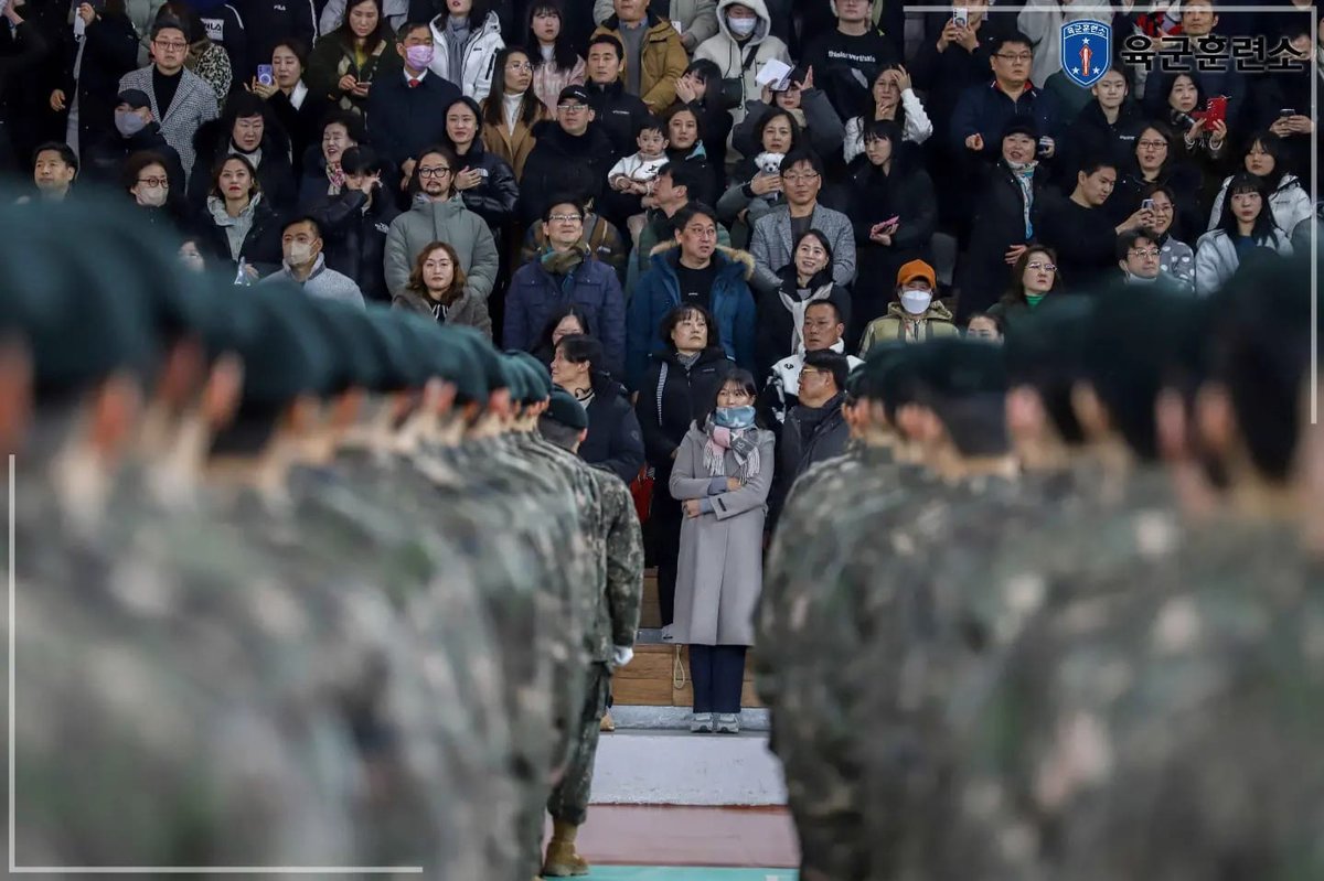 global_fan_base's tweet photo. [Taejoon | ℹ️]

Official photo of the Army Training Center graduation ceremony yesterday, the 16th.
I was hoping for close-up high-quality photos of R&amp;V.
As expected, none😢Of all the cuts, the parents are on the podium🔎

#taejoon #VNam
#taehyung #Namjoon https://t.co/kSXLqiDZzD
