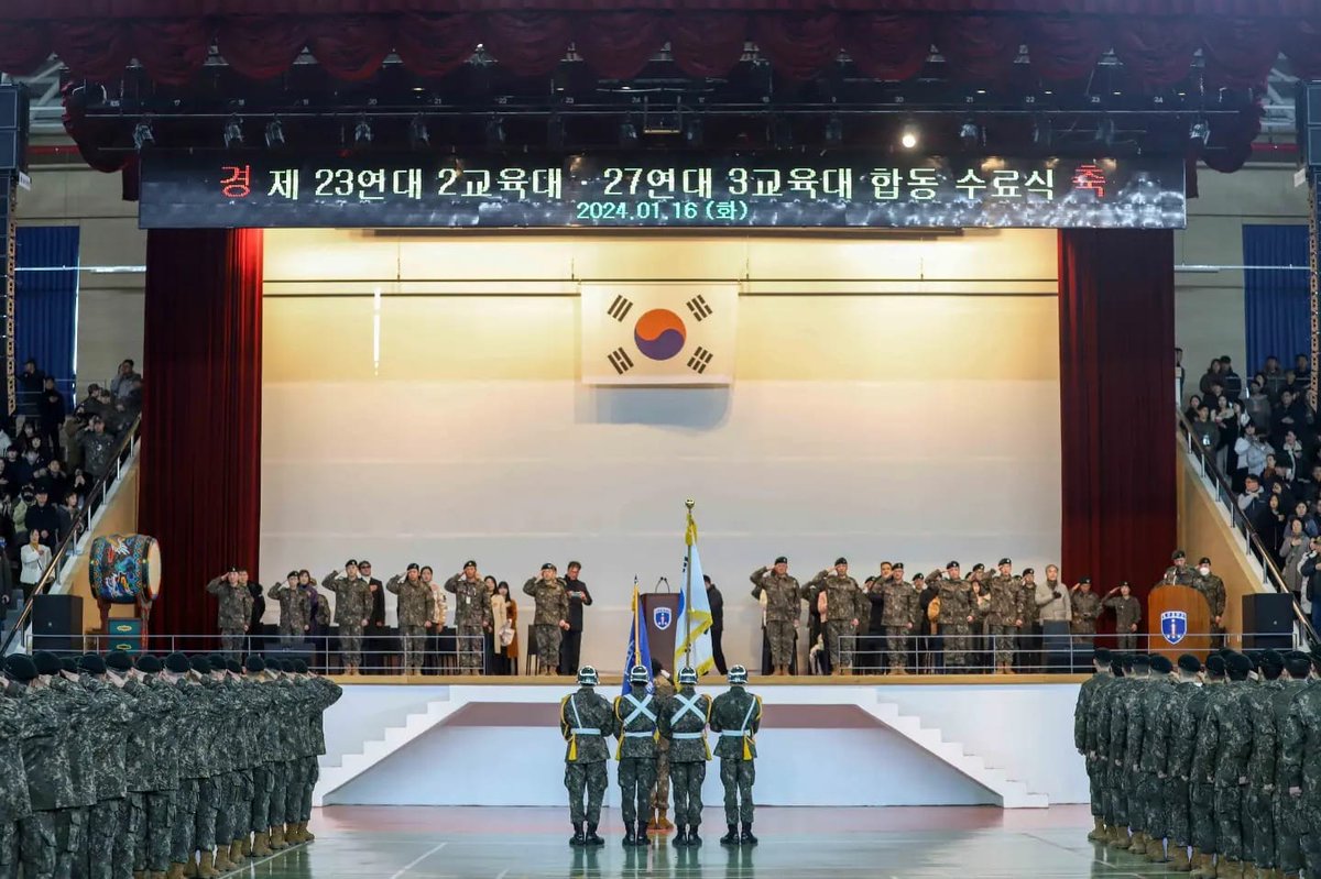 global_fan_base's tweet photo. [Taejoon | ℹ️]

Official photo of the Army Training Center graduation ceremony yesterday, the 16th.
I was hoping for close-up high-quality photos of R&amp;V.
As expected, none😢Of all the cuts, the parents are on the podium🔎

#taejoon #VNam
#taehyung #Namjoon https://t.co/kSXLqiDZzD