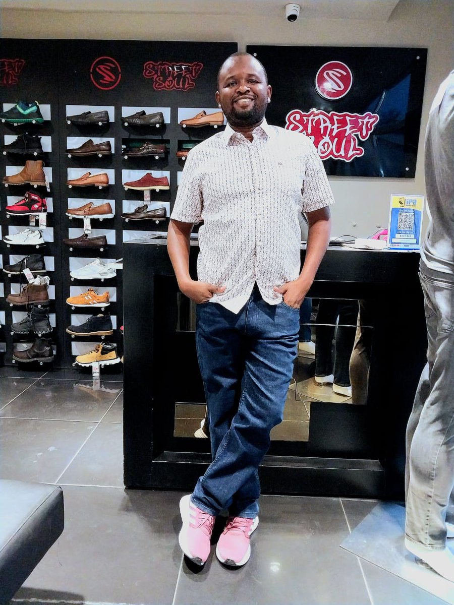 bajabiri's tweet photo. Cassim Mganga alituachia #Awena.

Iwaendee wote wanaoteswa na mapenzi wakiongozwa na @ManenoIzaak 

Ujumbe :Tafuteni pesa...mapenzi yapo kwa wenye hela .
👖👔 by #StreetSoul 
👟by #JustFit https://t.co/UZv8eVNjjF
