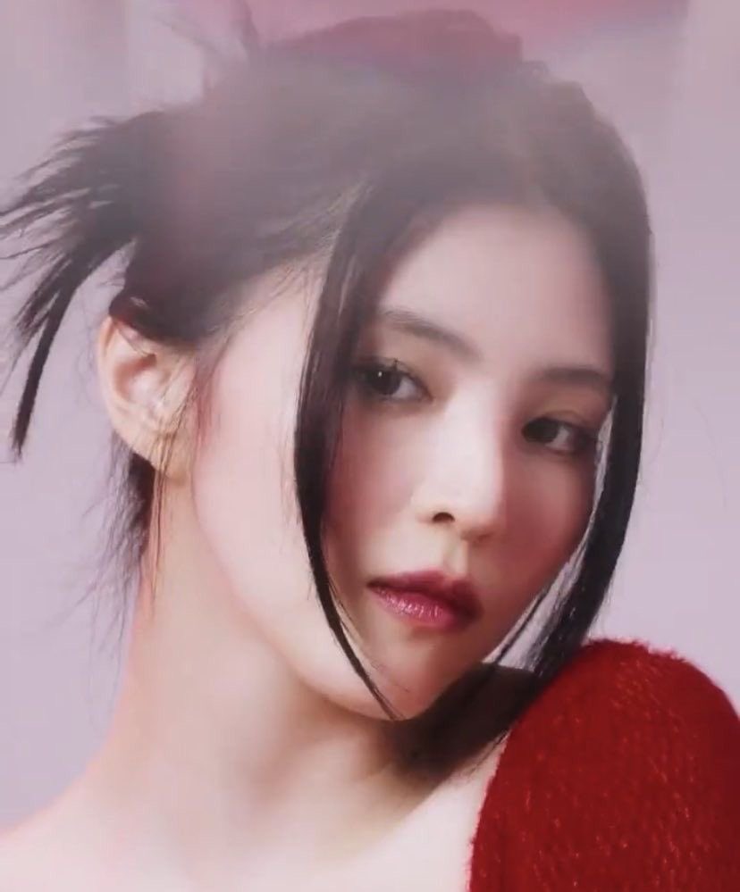 #HANSOHEE #한소희: iconic red