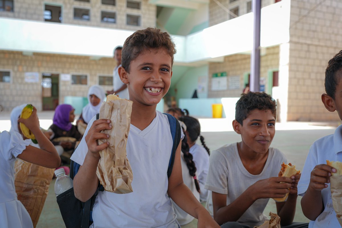 📚 Learning becomes challenging on an empty stomach.   With the support of @AlbankAldawli, @WFP's Healthy Kitchen Programme is providing essential daily meals to school children in #Yemen. For many, this is their only source of nutritious food each day.   #EducationCannotWait