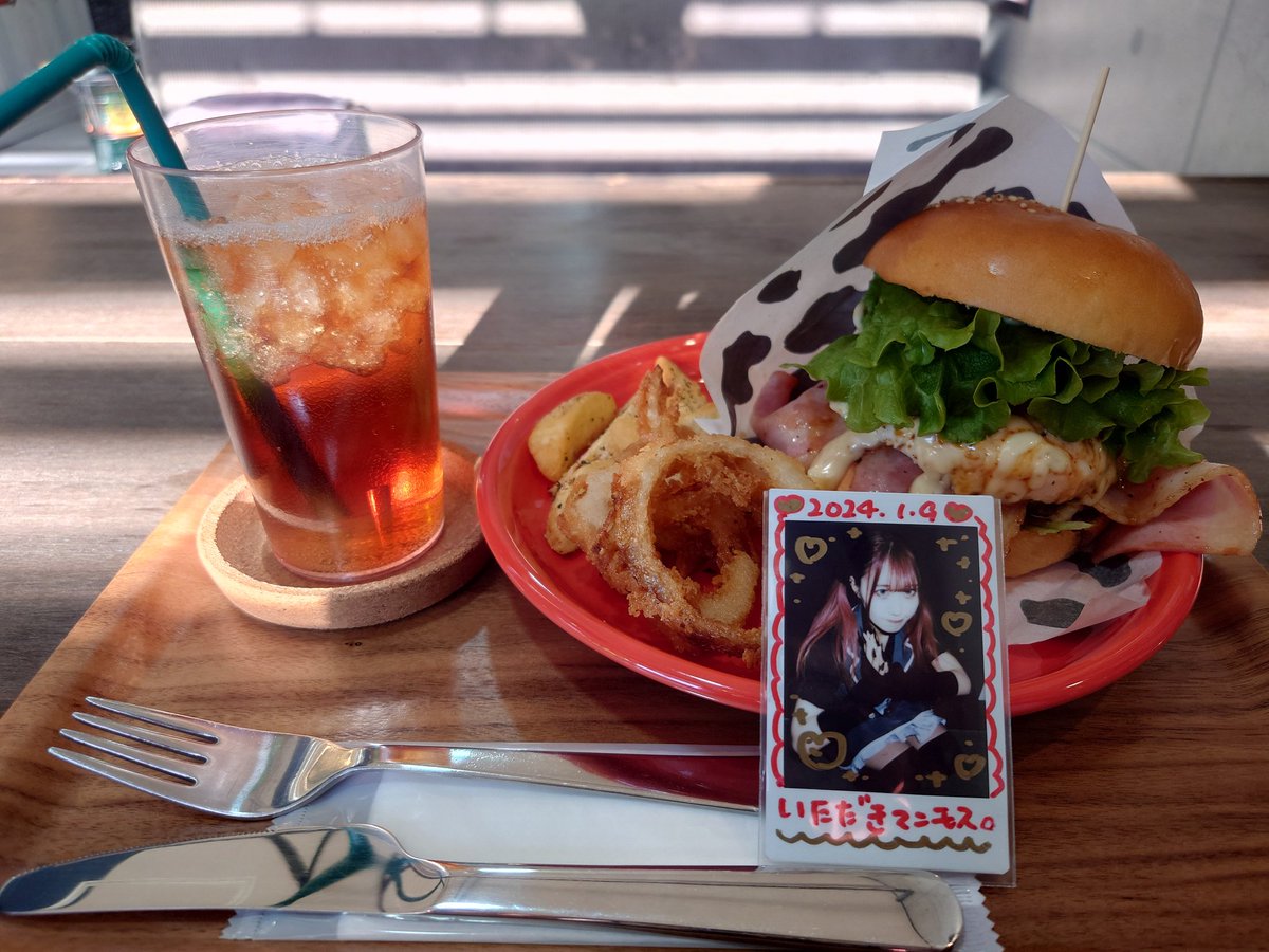VW6xh4lsQaTcgr4's tweet image. 今日はカフェ飯だよ、のえる💕

＃MOGUCAFE　＃テリタマバーガー　＃Cset